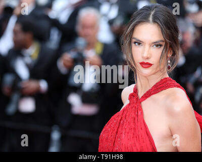 Cannes, France. 15 mai, 2019. CANNES, FRANCE - 15 MAI : Alessandra Ambrosio assiste à la projection de "Les Misérables" au cours de la 72e édition du Festival de Cannes ( Crédit : Mickael Chavet/Alamy Live News Banque D'Images