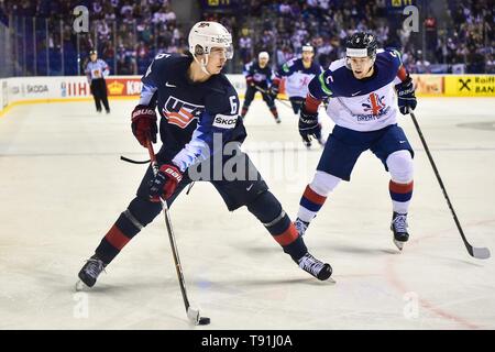 Kosice. 15 mai, 2019. Jack Hughes (L) de la United States durs la rondelle au cours de la 2019 Championnat du monde de hockey 2009 Slovaquie groupe un match entre les États-Unis et la Grande-Bretagne à Steel Arena le 15 mai 2019 à Kosice, Slovaquie. Les États-Unis ont gagné 6-3. Credit : Lukasz Laskowski/Xinhua/Alamy Live News Banque D'Images