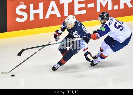 Kosice. 15 mai, 2019. Tim Billingsley (R) de Grande-Bretagne s'attaque à Patrick Kane des États-Unis au cours de la 2019 Championnat du monde de hockey 2009 Slovaquie un match au groupe Steel Arena le 15 mai 2019 à Kosice, Slovaquie. Les États-Unis ont gagné 6-3. Credit : Lukasz Laskowski/Xinhua/Alamy Live News Banque D'Images