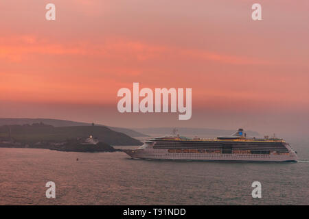 Athelstan, Cork, Irlande. 16 mai, 2019. Une aube rouge accueille le Royal Caribbean Cruise ship Brilliance of the Seas comme elle fume devant le phare Roches Point à l'aube, sur sa façon de visiter la ville historique de Cobh, dans le comté de Cork, Irlande. Crédit : David Creedon/Alamy Live News Banque D'Images