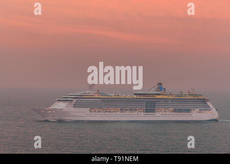 Athelstan, Cork, Irlande. 16 mai, 2019. Une aube rouge accueille le Royal Caribbean Cruise ship Brilliance of the Seas comme elle fume vers Roches Point à l'aube, sur sa façon de visiter la ville historique de Cobh, dans le comté de Cork, Irlande. Crédit : David Creedon/Alamy Live News Banque D'Images