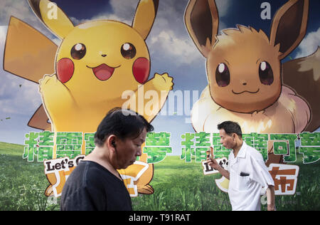 Hong Kong, Chine. 14 mai, 2019. Vu les piétons passant par un Pikachu publicité à Hong Kong. Budrul Chukrut Crédit : SOPA/Images/ZUMA/Alamy Fil Live News Banque D'Images