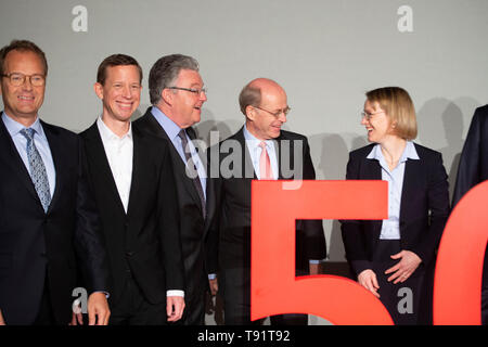 Bonn, Allemagne. 15 mai, 2019. La gestion de la Deutsche Post DHL Group pose à il y a 50 ans à l'occasion de la DHL fondation il y a 50 ans, de gauche à droite : Tim SCHARWATH (états de gestion, DHL Global Forwarding), Thomas Ogilvie (membre du personnel, de la gestion et du travail directeur), John Pearson, états de gestion, enregistrement ), le Dr Nikolaus von Bomhard (Président du Conseil de Surveillance) Melanie KREIS (états de gestion, finances, et chef des services financiers, directeur financier), l'Assemblée Générale du groupe Deutsche Post DHL à Bonn, 16.05.2019. Utilisation dans le monde entier | Credit : dpa/Alamy Live News Banque D'Images