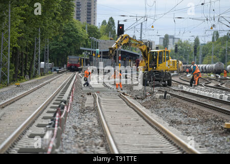 Berlin, Allemagne. 15 mai, 2019. Vue des travaux de construction sur l'est de la S-Bahn de Berlin entre l'anneau et Greifswalder Straße Prenzlauer Allee. Depuis le 8 avril 2019, les voyageurs ont dû vivre avec des restrictions importantes. Le travail doit être achevé le 20 mai. Credit : Jörg Carstensen/dpa/Alamy Live News Banque D'Images