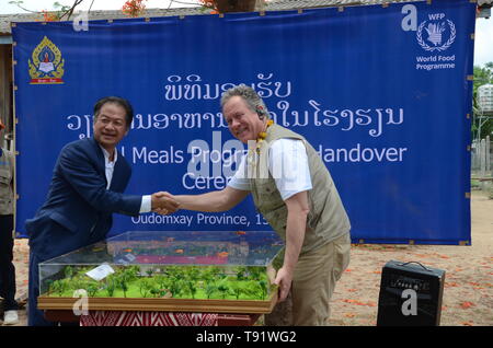 (190516) --, d'Oudomxay, 16 mai 2019 (Xinhua) -- David Beasley (R), Directeur exécutif du Programme alimentaire mondial (PAM), serre la main avec Sisavahn Khamphay, vice-ministre de l'éducation et des Sports, lors d'une cérémonie de transfert d'Oudomxay dans le programme d'alimentation scolaire, le Laos, le 15 mai, 2019. Le PAM a livré son programme d'alimentation scolaire dans plus de 500 écoles pour le gouvernement Lao. Une cérémonie a eu lieu mercredi à l'école du village de Bor, Oudomxay dans quelques 310 km au nord de la capitale du Laos Vientiane, où le PAM fournira 40 000 plaques d'aliments par an à l'intention des 200 élèves de l'école. (Xi Banque D'Images