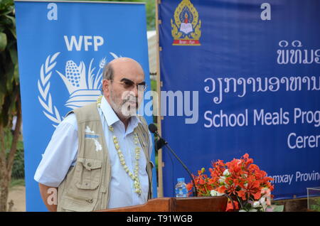 (190516) --, d'Oudomxay, 16 mai 2019 (Xinhua) -- Jose Graziano da Silva, Directeur général de l'Organisation des Nations Unies pour l'alimentation et l'Agriculture, prend la parole à une cérémonie de passation du programme de cantines scolaires au Laos, d'Oudomxay, 15 mai 2019. Le PAM a livré son programme d'alimentation scolaire dans plus de 500 écoles pour le gouvernement Lao. Une cérémonie a eu lieu mercredi à l'école du village de Bor, Oudomxay dans quelques 310 km au nord de la capitale du Laos Vientiane, où le PAM fournira 40 000 plaques d'aliments par an à l'intention des 200 élèves de l'école. (Xinhua/Chanthaphaphone Pocky) Banque D'Images