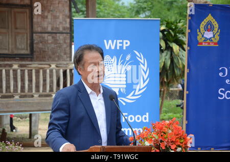 (190516) --, d'Oudomxay, 16 mai 2019 (Xinhua) -- Sisavahn Khamphay, vice-ministre de l'éducation et des Sports, prend la parole à une cérémonie de passation du programme de cantines scolaires au Laos, d'Oudomxay, 15 mai 2019. Le PAM a livré son programme d'alimentation scolaire dans plus de 500 écoles pour le gouvernement Lao. Une cérémonie a eu lieu mercredi à l'école du village de Bor, Oudomxay dans quelques 310 km au nord de la capitale du Laos Vientiane, où le PAM fournira 40 000 plaques d'aliments par an à l'intention des 200 élèves de l'école. (Xinhua/Chanthaphaphone Pocky) Banque D'Images