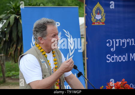 (190516) --, d'Oudomxay, 16 mai 2019 (Xinhua) -- David Beasley, Directeur exécutif du Programme alimentaire mondial (PAM), prend la parole à une cérémonie de passation du programme de cantines scolaires au Laos, d'Oudomxay, 15 mai 2019. Le PAM a livré son programme d'alimentation scolaire dans plus de 500 écoles pour le gouvernement Lao. Une cérémonie a eu lieu mercredi à l'école du village de Bor, Oudomxay dans quelques 310 km au nord de la capitale du Laos Vientiane, où le PAM fournira 40 000 plaques d'aliments par an à l'intention des 200 élèves de l'école. (Xinhua/Chanthaphaphone Pocky) Banque D'Images