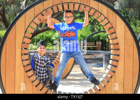 Kew Gardens, London, UK, 16 mai 2019. Gurtaran essaie de faire une roue dans une structure en bois rond. Un nouveau jardin d'enfants est réglé pour s'ouvrir à la célèbre Kew Gardens. Le jardin est conçu autour des éléments que les plantes ont besoin pour croître : la terre, l'air, le soleil et l'eau. Il couvre la taille de 40 terrains de tennis, avec 18 000 100 plantes et arbres matures, et est appelé à être un refuge pour les jeunes à explorer et à jouer..REMARQUE : Permission accordée. Credit : Imageplotter/Alamy Live News Banque D'Images