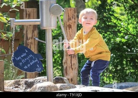 Kew Gardens, London, UK, 16 mai 2019. Jack a une jeune aller à la pompe à eau. Un nouveau jardin d'enfants est réglé pour s'ouvrir à la célèbre Kew Gardens. Le jardin est conçu autour des éléments que les plantes ont besoin pour croître : la terre, l'air, le soleil et l'eau. Il couvre la taille de 40 terrains de tennis, avec 18 000 100 plantes et arbres matures, et est appelé à être un refuge pour les jeunes à explorer et à jouer..REMARQUE : Permission accordée. Credit : Imageplotter/Alamy Live News Banque D'Images