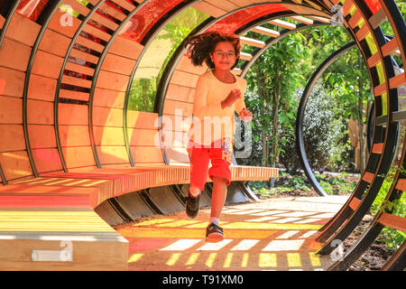 Kew Gardens, London, UK, 16 mai 2019. Haniska a l'amusement qui traverse et posant dans le nouveau "light tunnel". Un nouveau jardin d'enfants est réglé pour s'ouvrir à la célèbre Kew Gardens. Le jardin est conçu autour des éléments que les plantes ont besoin pour croître : la terre, l'air, le soleil et l'eau. Il couvre la taille de 40 terrains de tennis, avec 18 000 100 plantes et arbres matures, et est appelé à être un refuge pour les jeunes à explorer et à jouer..REMARQUE : Permission accordée. Credit : Imageplotter/Alamy Live News Banque D'Images