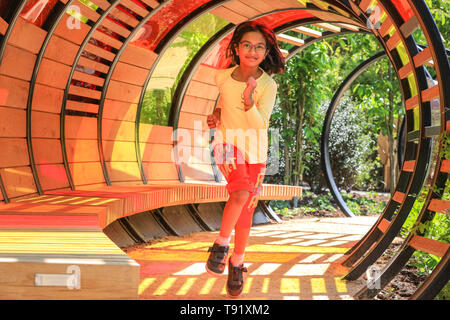 Kew Gardens, London, UK, 16 mai 2019. Haniska a l'amusement qui traverse et posant dans le nouveau "light tunnel". Un nouveau jardin d'enfants est réglé pour s'ouvrir à la célèbre Kew Gardens. Le jardin est conçu autour des éléments que les plantes ont besoin pour croître : la terre, l'air, le soleil et l'eau. Il couvre la taille de 40 terrains de tennis, avec 18 000 100 plantes et arbres matures, et est appelé à être un refuge pour les jeunes à explorer et à jouer..REMARQUE : Permission accordée. Credit : Imageplotter/Alamy Live News Banque D'Images