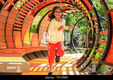 Kew Gardens, London, UK, 16 mai 2019. Haniska a l'amusement qui traverse et posant dans le nouveau "light tunnel". Un nouveau jardin d'enfants est réglé pour s'ouvrir à la célèbre Kew Gardens. Le jardin est conçu autour des éléments que les plantes ont besoin pour croître : la terre, l'air, le soleil et l'eau. Il couvre la taille de 40 terrains de tennis, avec 18 000 100 plantes et arbres matures, et est appelé à être un refuge pour les jeunes à explorer et à jouer..REMARQUE : Permission accordée. Credit : Imageplotter/Alamy Live News Banque D'Images