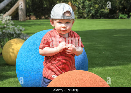 Kew Gardens, London, UK, 16 mai 2019. 15 mois Cooper bénéficie de la nouvelle aire de jeux. Un nouveau jardin d'enfants est réglé pour s'ouvrir à la célèbre Kew Gardens. Le jardin est conçu autour des éléments que les plantes ont besoin pour croître : la terre, l'air, le soleil et l'eau. Il couvre la taille de 40 terrains de tennis, avec 18 000 100 plantes et arbres matures, et est appelé à être un refuge pour les jeunes à explorer et à jouer..REMARQUE : Permission accordée. Credit : Imageplotter/Alamy Live News Banque D'Images