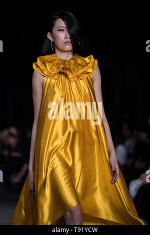 Sydney, Australie. 16 mai, 2019. Un modèle présente une création de Carla Zampatti durant la Semaine de la mode l'Australie à Sydney, Australie, le 16 mai 2019. Credit : Zhu Jingyun Business/Xinhua/Alamy Live News Banque D'Images