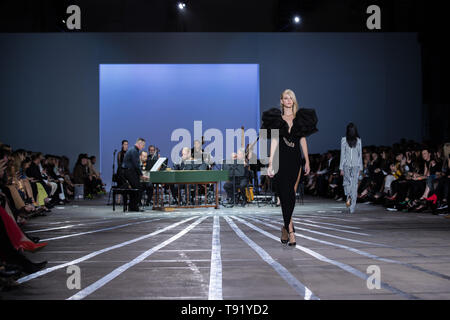 Sydney, Australie. 16 mai, 2019. Un modèle présente une création de Carla Zampatti durant la Semaine de la mode l'Australie à Sydney, Australie, le 16 mai 2019. Credit : Zhu Jingyun Business/Xinhua/Alamy Live News Banque D'Images
