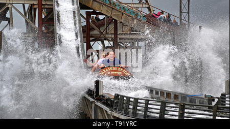 Les jeunes hommes à cheval le log flume de Great Yarmouth Pleasure Beach, Norfolk, UK Banque D'Images