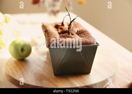 Délicieux gâteau poire sur planche de bois Banque D'Images