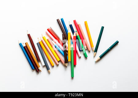 Crayons multicolores éparpillées sur un fond blanc Banque D'Images