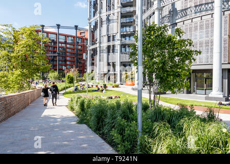 Bagley marcher par la Regent's Canal de halage au nouvellement réaménagé King's Cross, Londres, Royaume-Uni, 2019 Banque D'Images