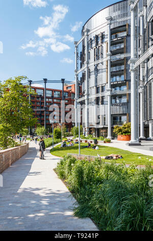 Bagley marcher par la Regent's Canal de halage au nouvellement réaménagé King's Cross, Londres, Royaume-Uni, 2019 Banque D'Images