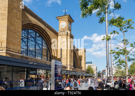 La façade et le parvis de la gare de King's Cross et tour de l'horloge, Londres, Royaume-Uni, 2019 Banque D'Images