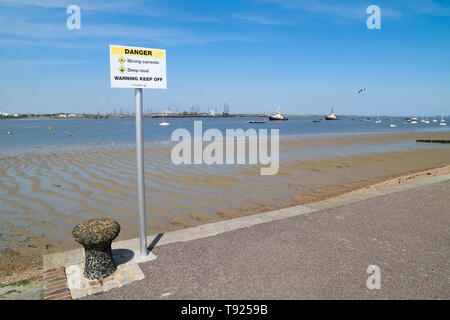 Gravesend, Kent, UK. Un signe d'avertissement des dangers de la boue et de forts courants à côté de la Tamise à Gravesend. Banque D'Images