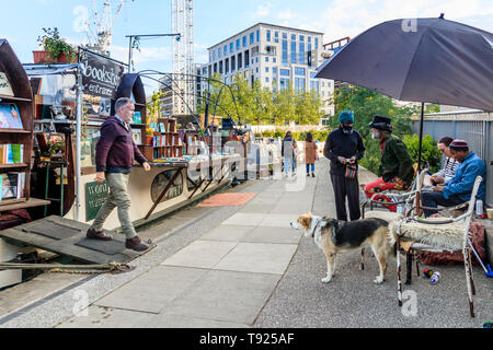 'Parole' sur l'eau, le London Bookbarge sur Regent's Canal à King's Cross, Londres, Royaume-Uni, 2019 Banque D'Images