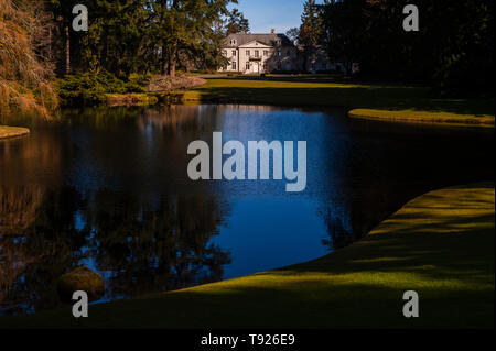 Bloedel Mansion reflète dans petit lac Banque D'Images