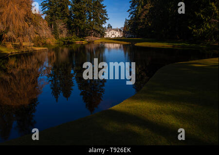 Bloedel Mansion reflète dans petit lac Banque D'Images