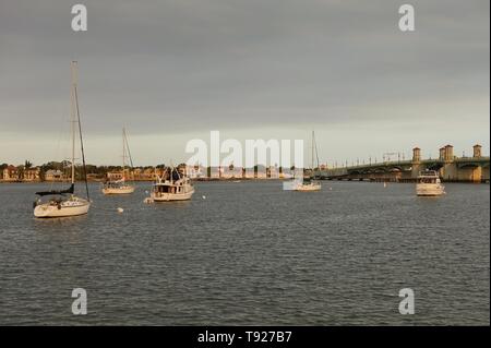 ST Augustine, FL -9 MAR 2019- Vue sur le Pont de Lions et d'une chaussée sur la rivière Matanzas reliant St Augustine à Anastasia Island, en Floride. Banque D'Images