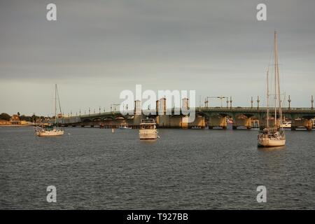 ST Augustine, FL -9 MAR 2019- Vue sur le Pont de Lions et d'une chaussée sur la rivière Matanzas reliant St Augustine à Anastasia Island, en Floride. Banque D'Images