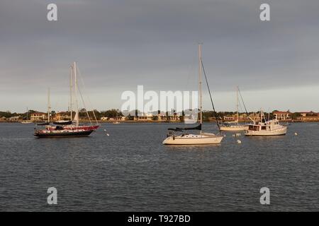 ST Augustine, FL -9 MAR 2019- Vue sur le Pont de Lions et d'une chaussée sur la rivière Matanzas reliant St Augustine à Anastasia Island, en Floride. Banque D'Images