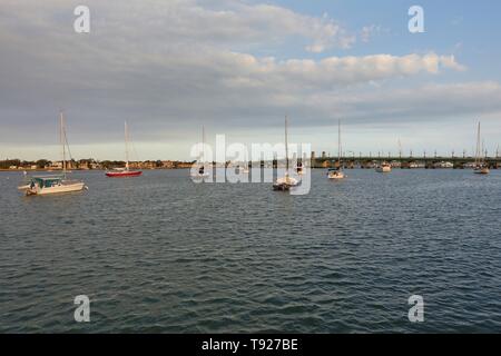 ST Augustine, FL -9 MAR 2019- Vue sur le Pont de Lions et d'une chaussée sur la rivière Matanzas reliant St Augustine à Anastasia Island, en Floride. Banque D'Images