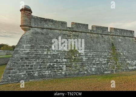 ST Augustine, FL -9 MAR 2019- Vue sur le monument Castillo de San Marcos, le plus ancien et le plus grand fort de maçonnerie dans la zone continentale des États-Unis, en hi Banque D'Images