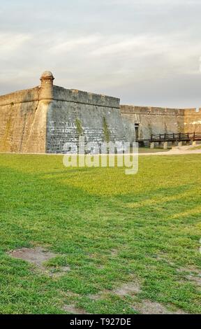 ST Augustine, FL -9 MAR 2019- Vue sur le monument Castillo de San Marcos, le plus ancien et le plus grand fort de maçonnerie dans la zone continentale des États-Unis, en hi Banque D'Images