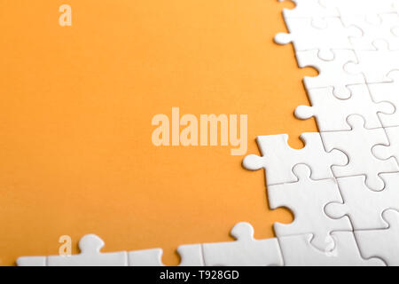 Puzzle incomplet sur un fond de couleur Banque D'Images