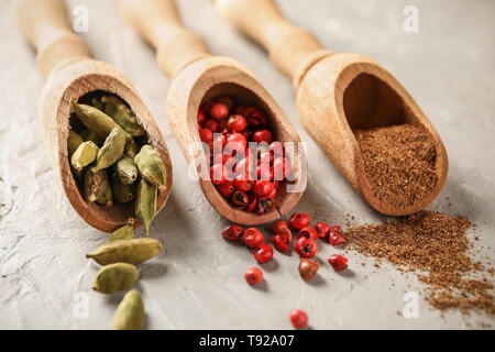 Boules en bois avec des épices sur la table Banque D'Images