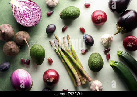 Divers légumes frais avec des fruits sur fond clair Banque D'Images