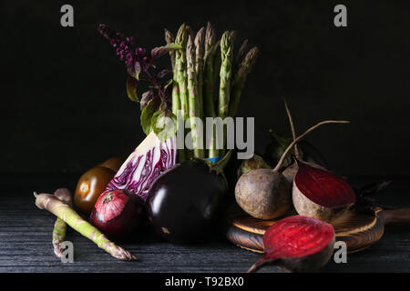 Divers légumes frais sur la table en bois foncé Banque D'Images