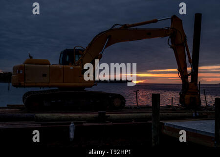 Une pile driver repose sur une plate-forme flottante par une jetée après avoir été utilisés pour aider à restaurer des dommages-intérêts à l'ouragan Florence. Banque D'Images