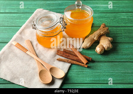 La composition avec bols remplis de miel sur la table en bois Banque D'Images