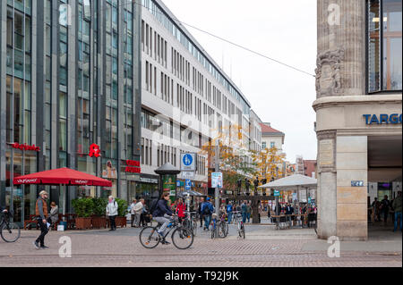 Les piétons sur la rue à côté des vieux bâtiments dans le centre-ville Quartier des affaires et à proximité de la place Augustusplatz au centre-ville de Leipzig, Allemagne Banque D'Images