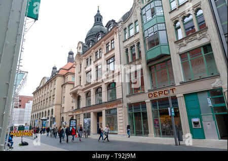 Les piétons sur la rue à côté des vieux bâtiments dans le centre-ville Quartier des affaires et à proximité de la place Augustusplatz au centre-ville de Leipzig, Allemagne Banque D'Images