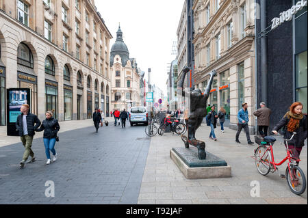 Les piétons sur la rue à côté des vieux bâtiments dans le centre-ville Quartier des affaires et à proximité de la place Augustusplatz au centre-ville de Leipzig, Allemagne Banque D'Images