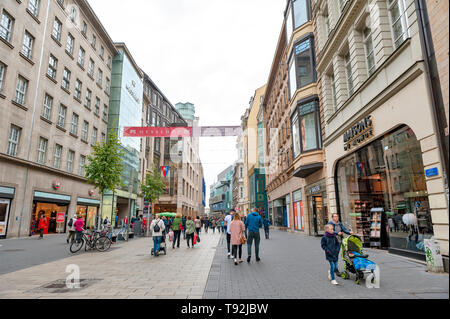 Les piétons sur la rue à côté des vieux bâtiments dans le centre-ville Quartier des affaires et à proximité de la place Augustusplatz au centre-ville de Leipzig, Allemagne Banque D'Images