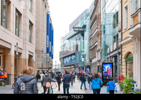 Les piétons sur la rue à côté des vieux bâtiments dans le centre-ville Quartier des affaires et à proximité de la place Augustusplatz au centre-ville de Leipzig, Allemagne Banque D'Images