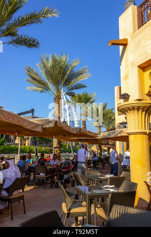 Dubaï, Émirats arabes unis - le 29 novembre 2018 : : Restaurant en plein air sur les rives de la baie pittoresque de l'hôtel 'Jumeirah Al Qasr'. Banque D'Images