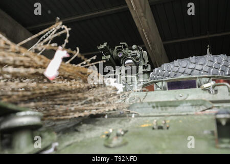 La commune de Stryker - Poste de tir télécommandé Le Javelin est mis en scène dans le 3ème, 2d de l'escadron de cavalerie motorpool sur Rose Barracks, Allemagne, le 29 avril 2019. La Stryker CROWS-J améliore la létalité de l'unité en permettant aux équipages de détecter, identifier et vaincre des cibles au tir et plus contre un plus large éventail de cibles ennemies que les non-équipés d'équipage. (U.S. Photo de l'Armée Le lieutenant Ellen C. Brabo 1er, 2e régiment de cavalerie) Banque D'Images