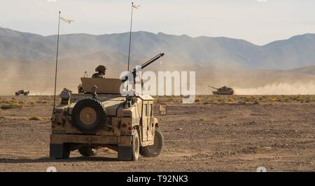 La Garde nationale de l'Armée de Géorgie avec le Fort Stewart en fonction 179e Compagnie de Police militaire, d'assurer la sécurité des forces armées au cours de l'entraînement au tir réel au Centre National d'entraînement à Fort Irwin, en Californie le 15 mai 2019. Les députés sont de fournir l'appui tactique à la base Fort Stewart, 2e Brigade, 3ème Division d'infanterie pour la durée des trois semaines d'entraînement. U.S. Army National Guard photo par le Sgt. 1re classe R.J. Lannom Jr Banque D'Images